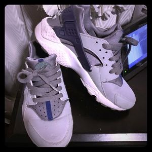 Nike huaraches size 6Y